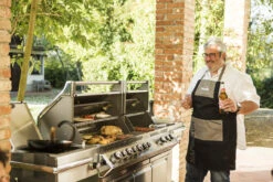 Napoleon Prestige PRO 825 Portable Grill On Cart -Weber Shop pro825 lifestyle13 08509.1591032201.1500.1500